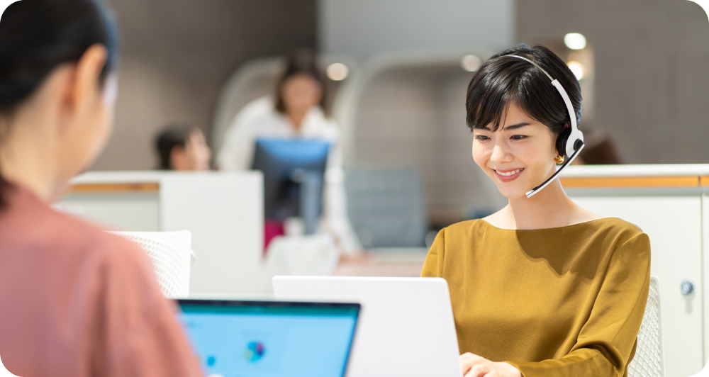 コールセンターで業務をする女性