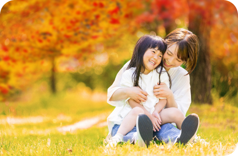 笑顔の母親と子供