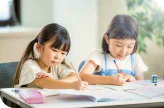 勉強をする子供