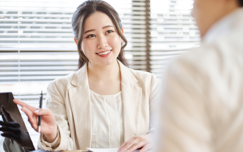 お客様に説明をする女性