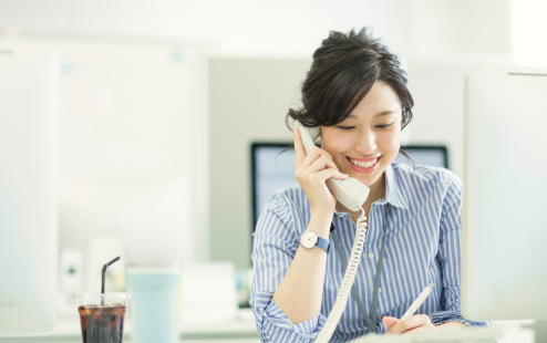電話対応をする女性