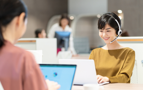 コールセンターで業務をする女性