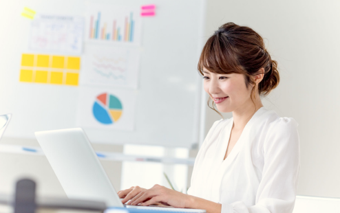 事務作業をする女性