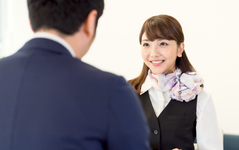 お客様とお話するショップ店員の女性
