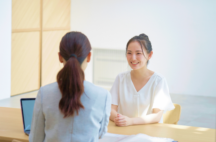 説明をする女性と説明を聞く女性