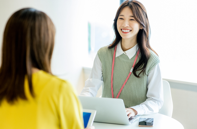 笑顔で面談をする女性