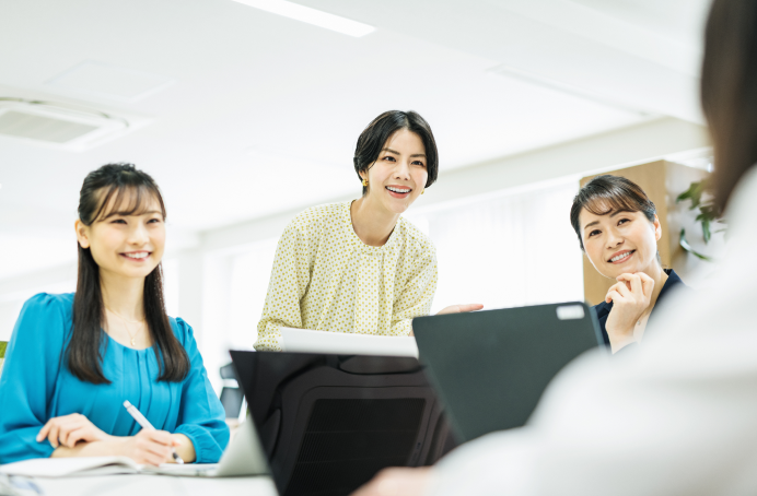 研修を受けている新入社員